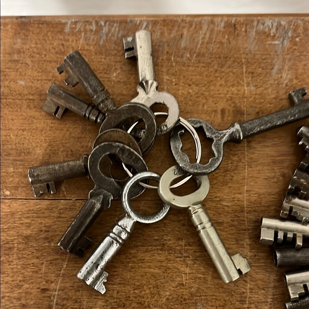 Vintage Key Collection - Silver and Gray 33 count - Picture 2 of 6